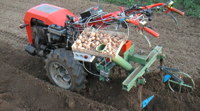 В целях экономии фермеры решаются изготовить картофелесажалку для мотоблока самостоятельно